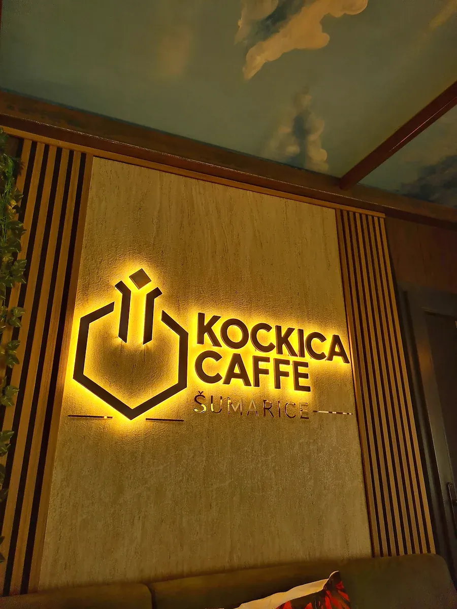 Kockica Caffe, halo slova na zidu