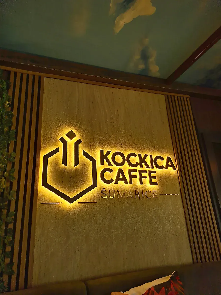Kockica Caffe, svetleća slova sa oreolom