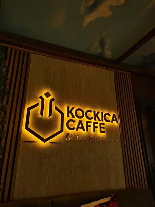 Kockica Caffe sa pozadinskim osvetljenjem na drvenoj oblozi