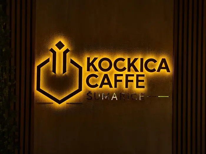 Logo Kockica Caffe sa pozadinskim osvetljenjem