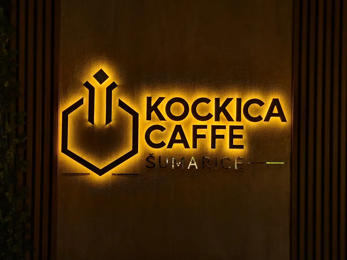 Logo Kockica Caffe sa pozadinskim osvetljenjem noću