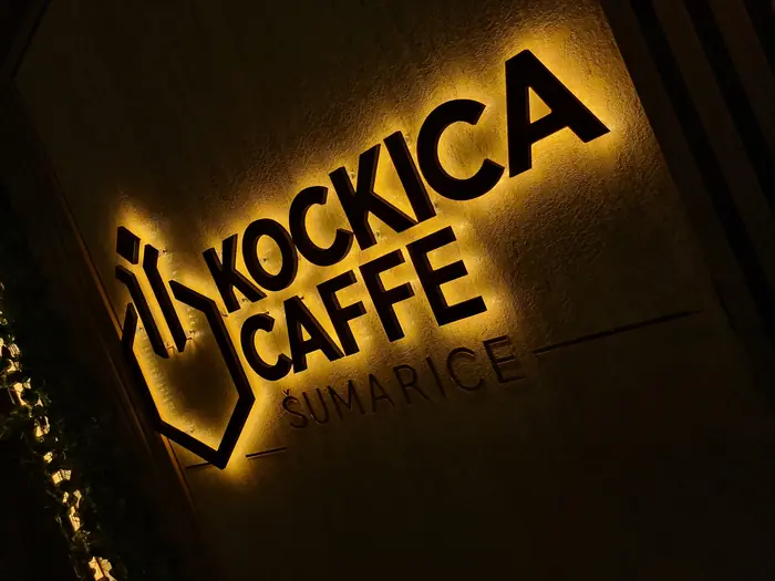 Kockica Caffe, pozadinsko osvetljenje iz ugla