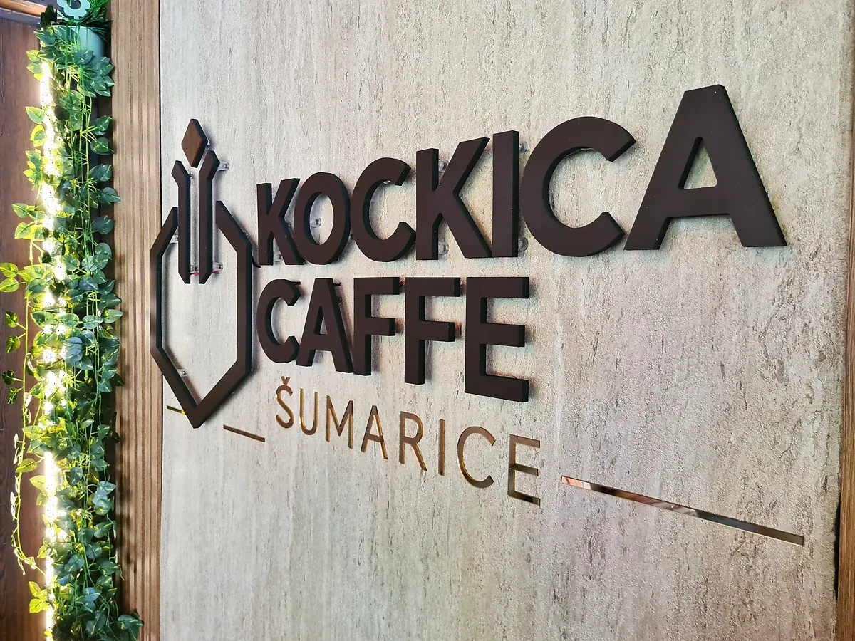 Kockica Caffe Šumarice, slova i logo na fasadi