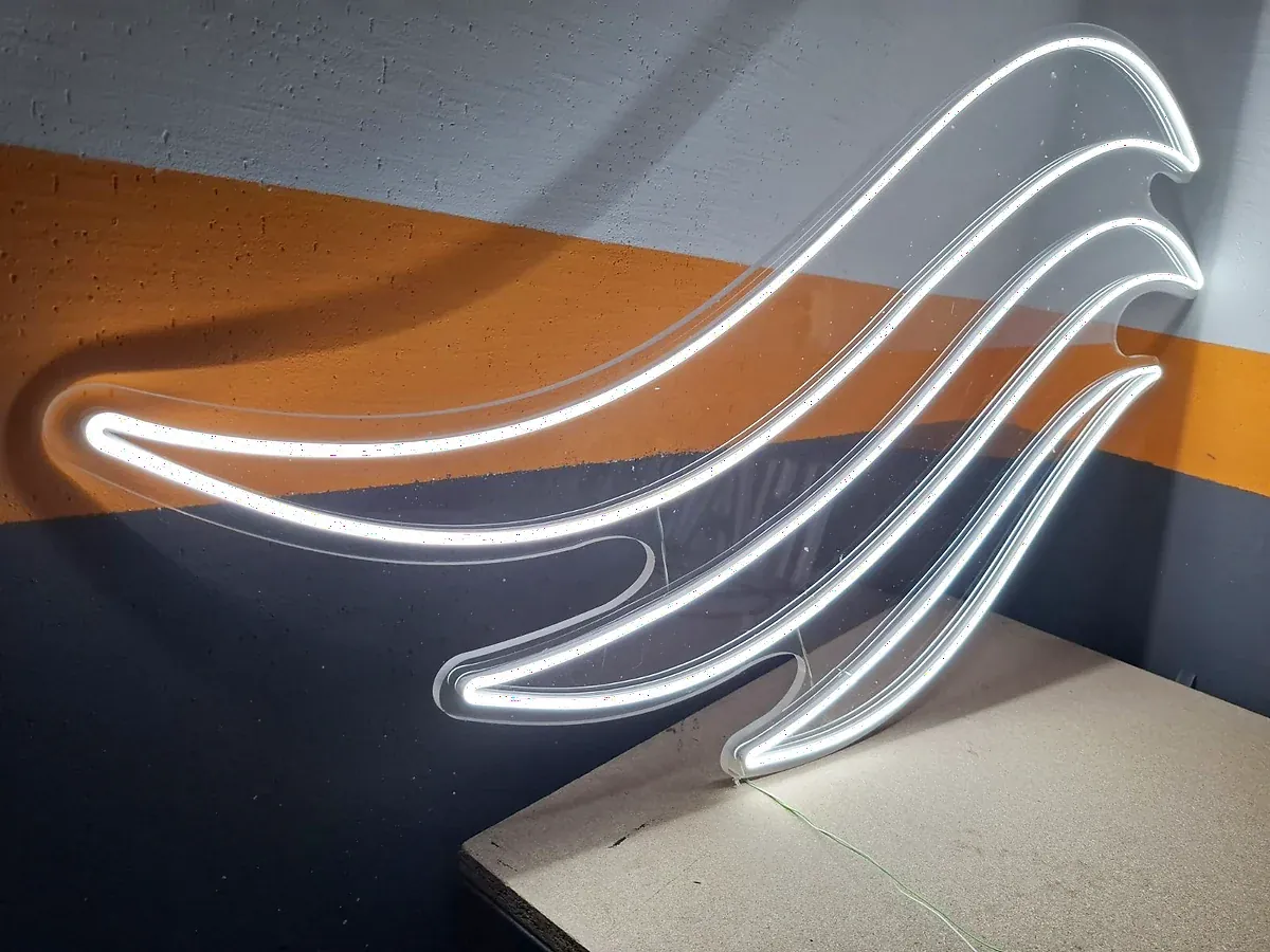 Dekorativni LED neon elementi u obliku talasa, bela svetlost