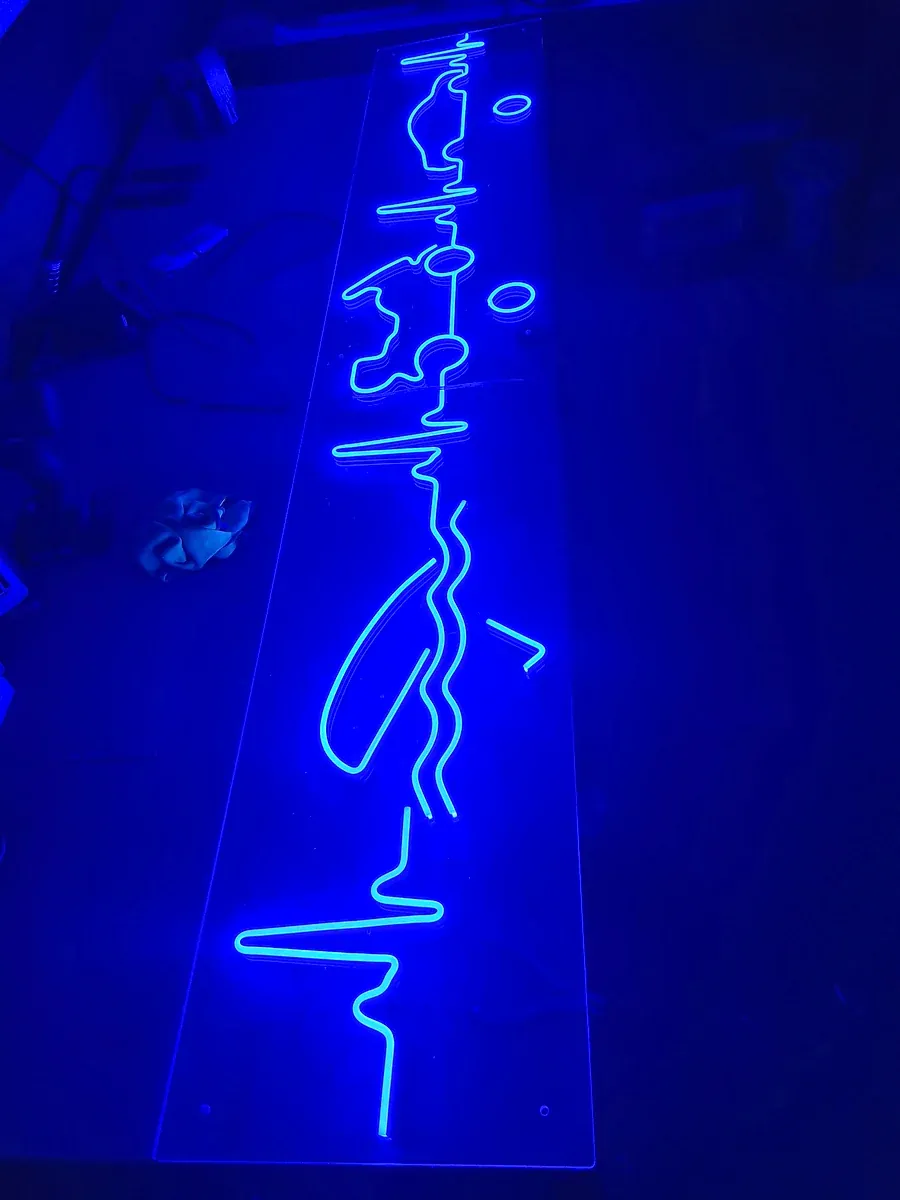 LED neon crtež u plavoj boji na providnoj kliritnoj ploči