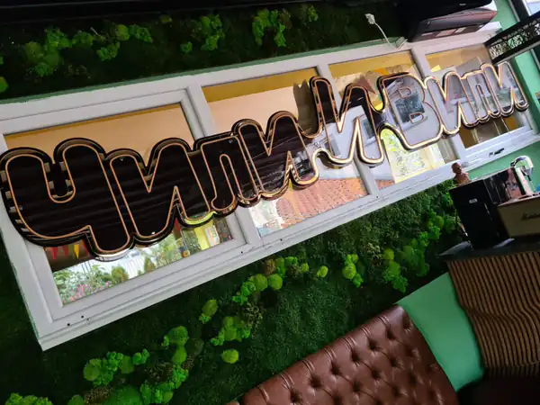 Ista LED neon reklama sa ugašenom trakom