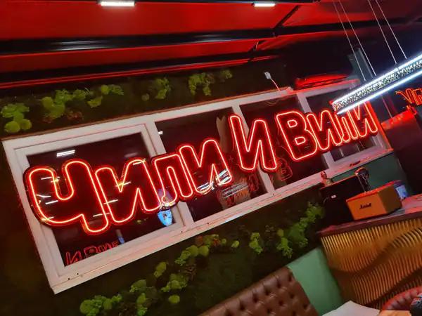 LED neon reklama sa upaljenom trakom