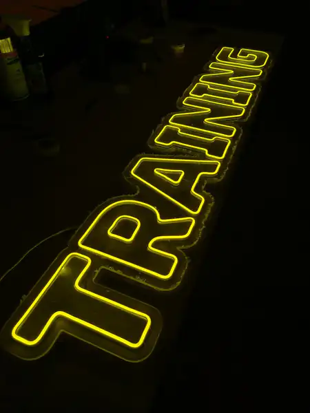 LED neon na providnoj kliritnoj pozadini