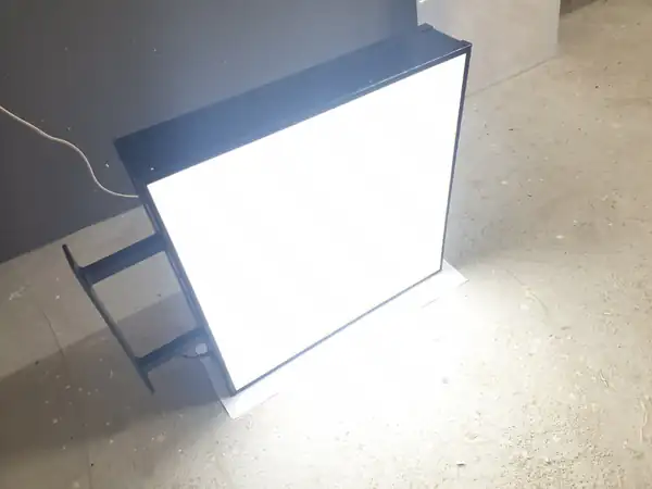 Dvostrana light box reklama na nosaču