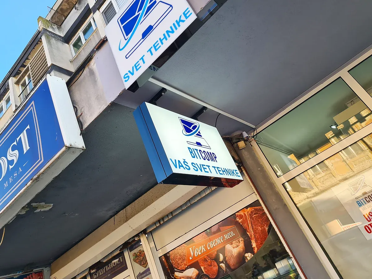Light box reklama na fasadi objekta