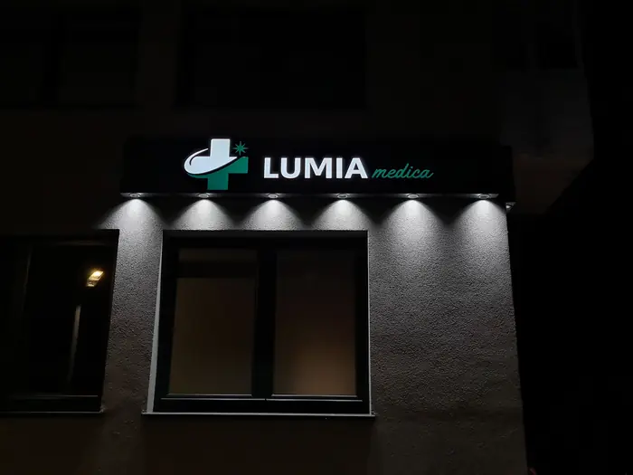 Svetleća tabla Lumia Medica sa reflektorima noću