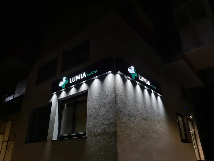 Lumia Medica, osvetljena tabla na uglu objekta
