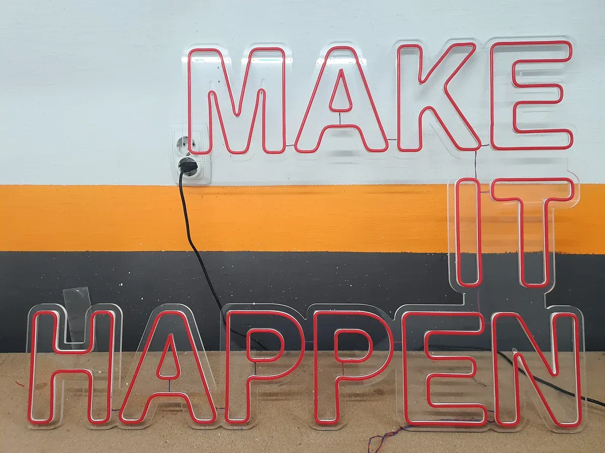 LED neon natpis MAKE IT HAPPEN u eksterijeru
