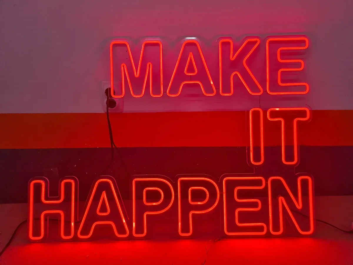 LED neon natpis MAKE IT HAPPEN u crvenoj boji
