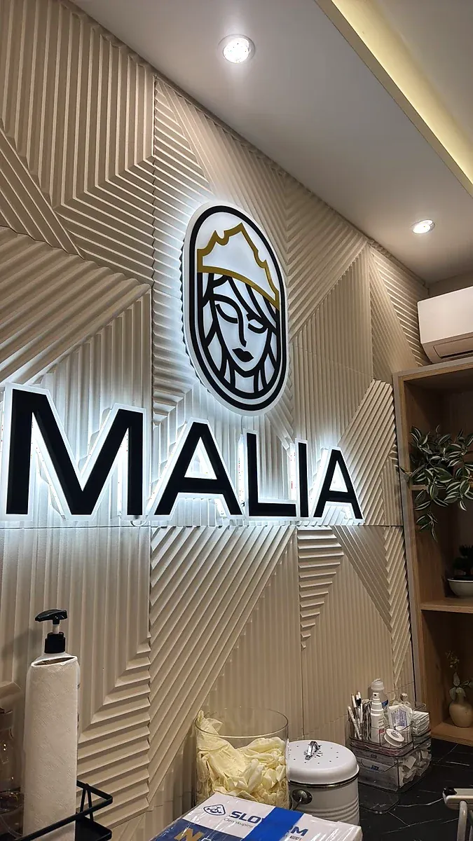Logo Malia sa pozadinskim osvetljenjem