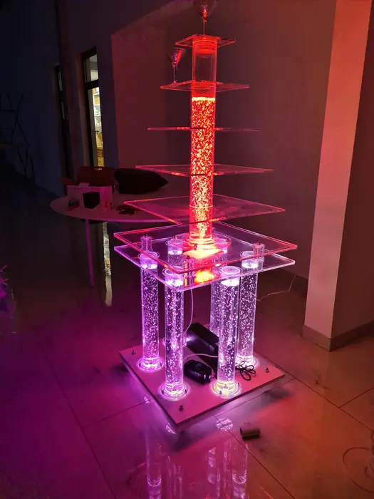 Okrugla šampanjac fontana u crvenom svetlu