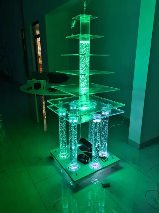 Okrugla šampanjac fontana u zelenom svetlu