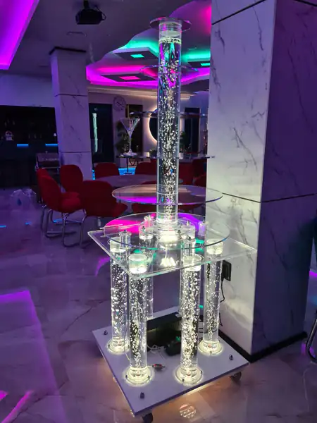 Okrugla šampanjac fontana sa poređanim čašama