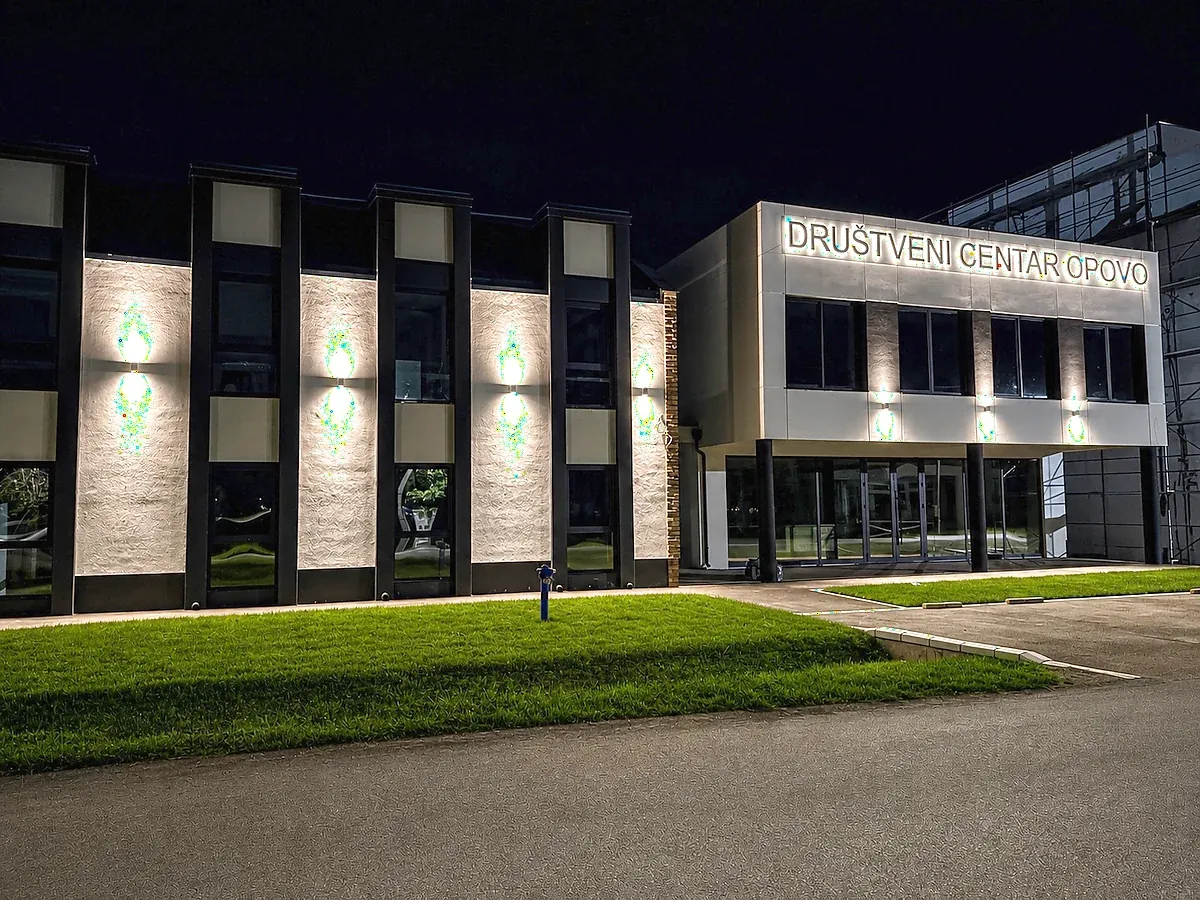 Društveni centar Opovo, osvetljeni paneli na fasadi noću
