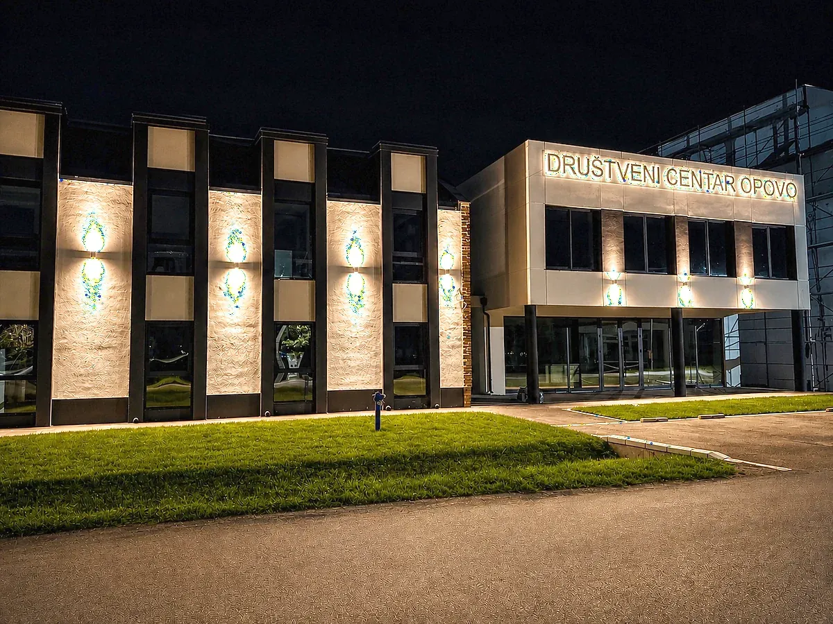 Društveni centar Opovo, pozadinska rasveta na fasadi