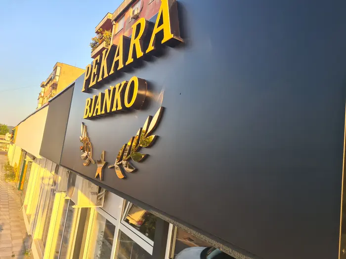 Slova Pekara Bjanko u zlatnoj boji na tamnoj tabli, snimljena iz ugla