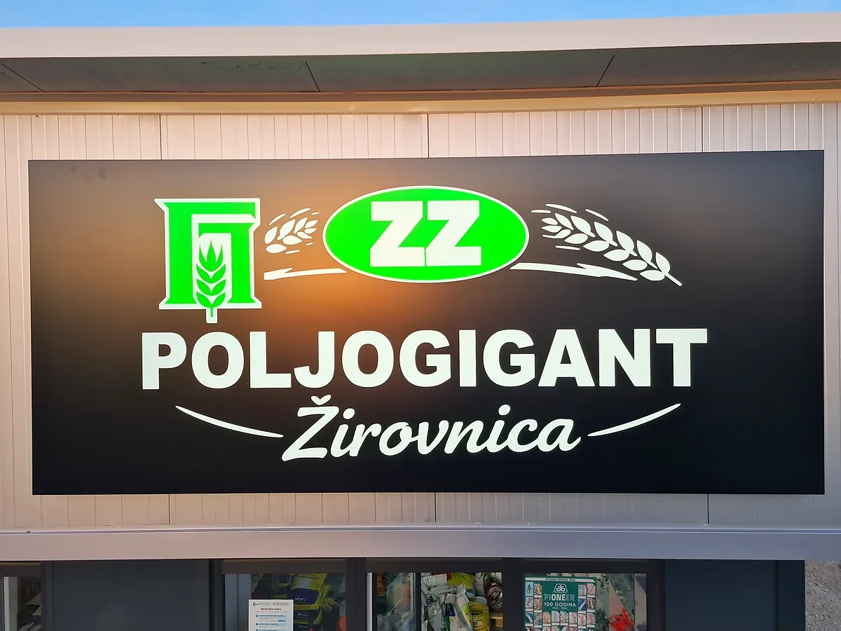 3D slova Poljogigant na pozadini od alubonda