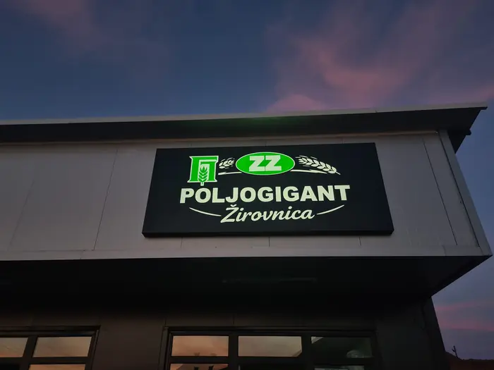 Poljogigant Žirovnica, fasada sa svetlećom tablom noću