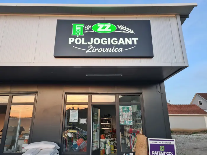 Poljogigant Žirovnica, osvetljena tabla u sumrak