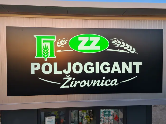 Osvetljena tabla Poljogigant Žirovnica noću