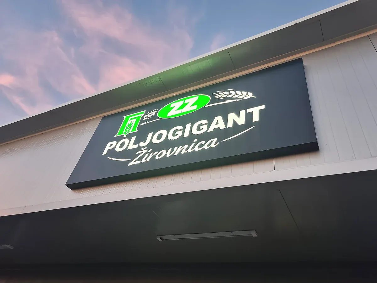 Svetleća slova Poljogigant uveče