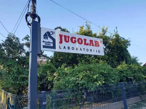 Reklamna tabla Jugolab laboratorije na stubu