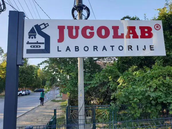 Reklamna tabla Jugolab laboratorije, prikaz sa ulice