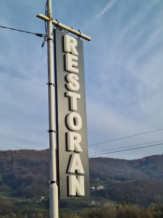 Totem sa 3D slovima RESTORAN