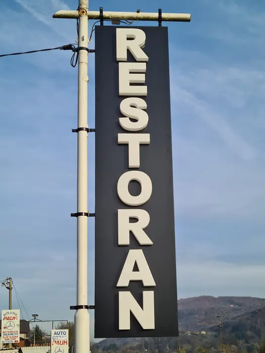 Reklamni totem RESTORAN na stubu