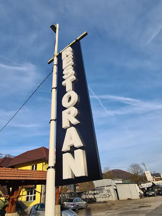 Totem RESTORAN, prikaz iz ugla