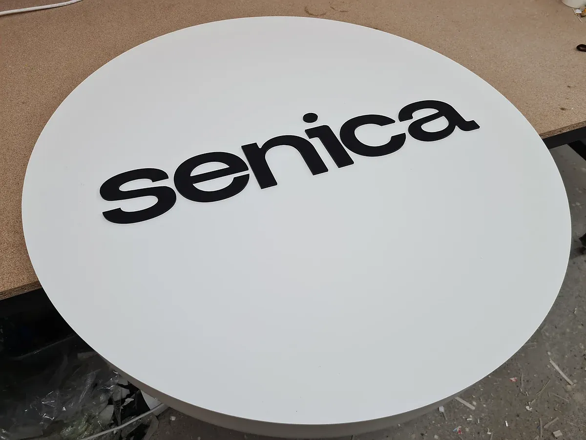 Light box Senica sa upaljenom rasvetom