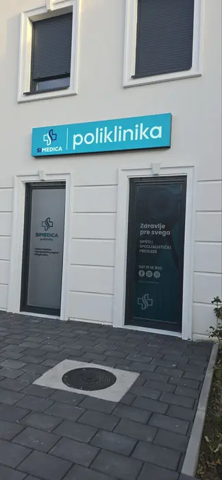 Light box SI Medica poliklinika na fasadi