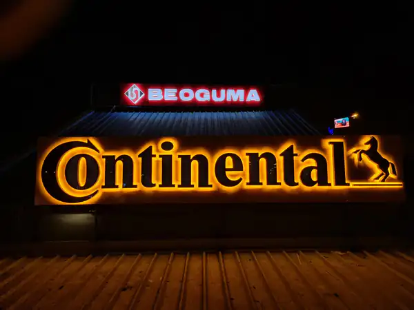 Slova Continental i Beoguma sa pozadinskim osvetljenjem noću