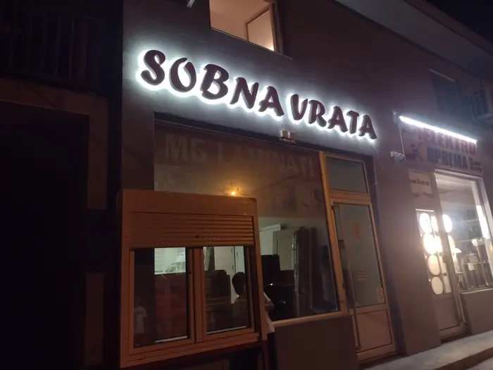 Slova Sobna vrata sa pozadinskim osvetljenjem noću