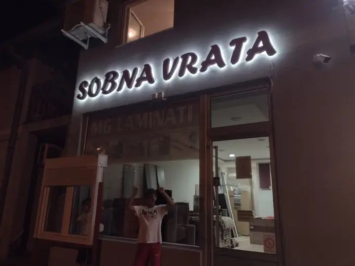 Svetleća slova Sobna vrata iznad izloga