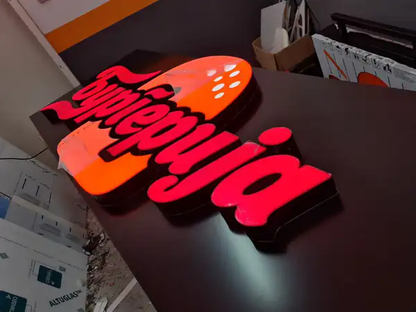 Svetleći logo Бургерија u radionici pre montaže