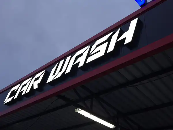Svetleća slova CAR WASH na crvenoj nadstrešnici perionice