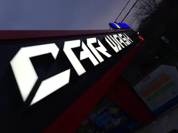 Detalj svetlećih slova CAR WASH, prikaz iz ugla