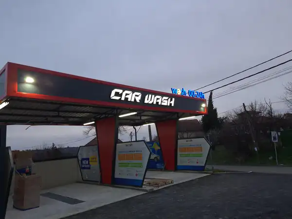 Perionica sa svetlećim slovima CAR WASH, večernji prikaz