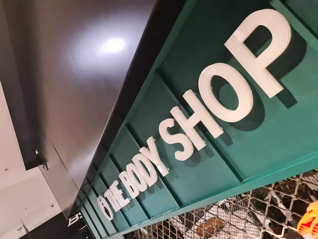 Detalj svetlećih 3D slova The Body Shop