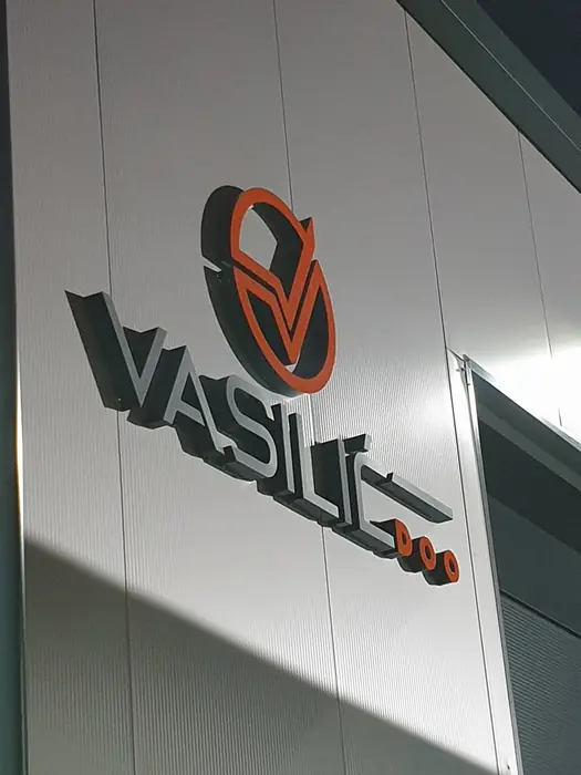 3D slova Vasilić doo od alubonda na fasadi, dnevni prikaz