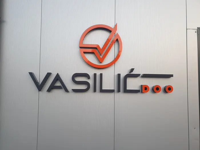 Logo i slova Vasilić doo isečeni iz alubonda, postavljeni na fasadu