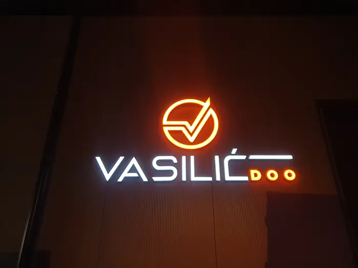Svetleća 3D slova Vasilić doo noću