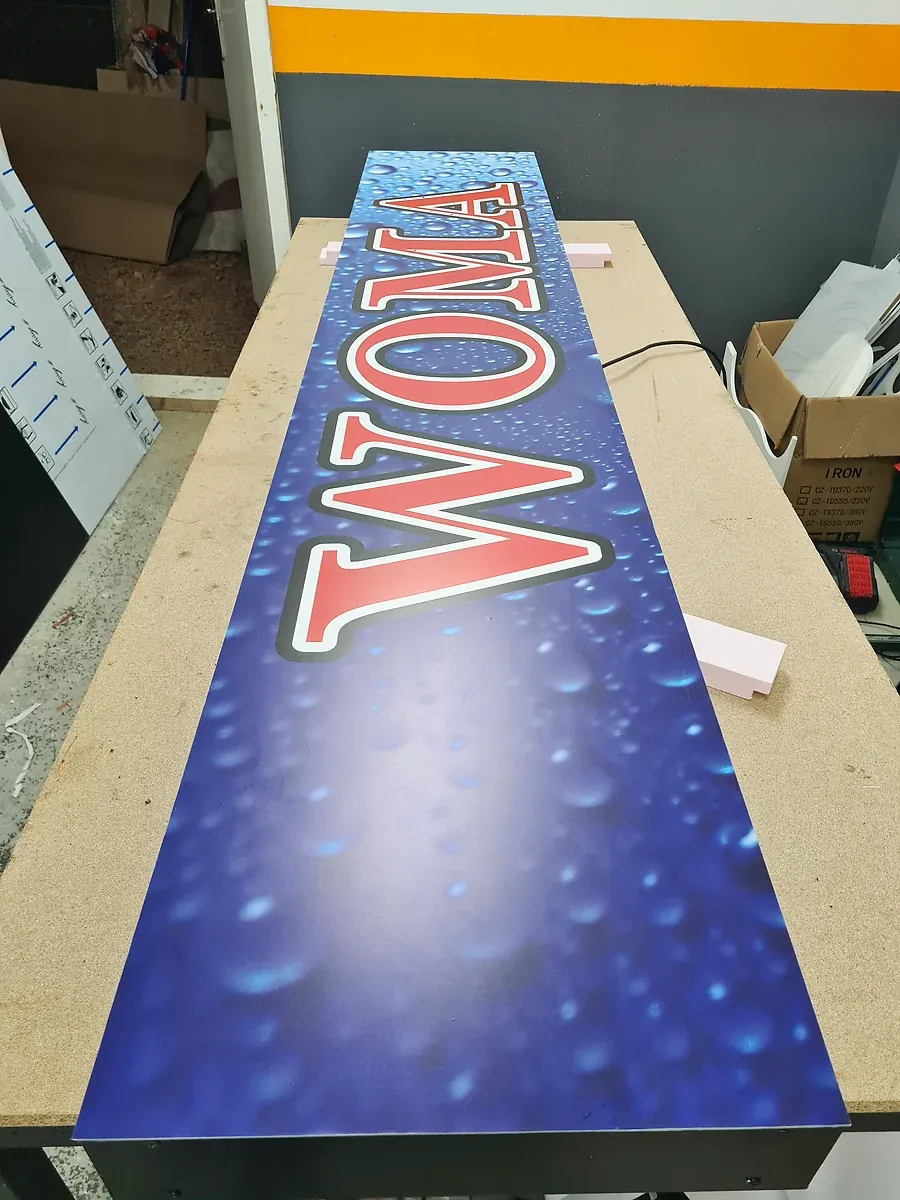 Light box reklama sa natpisom VODA